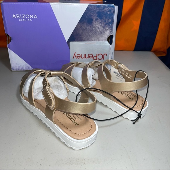 New ARIZONA JEANS CO.
GIRLS COASTAL METALLIC GOLD SLINGBACK FLAT SANDALS SIZE 2M - Picture 5 of 9